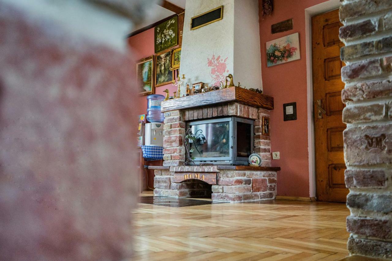 Hostel Villa Roma Lviv Extérieur photo